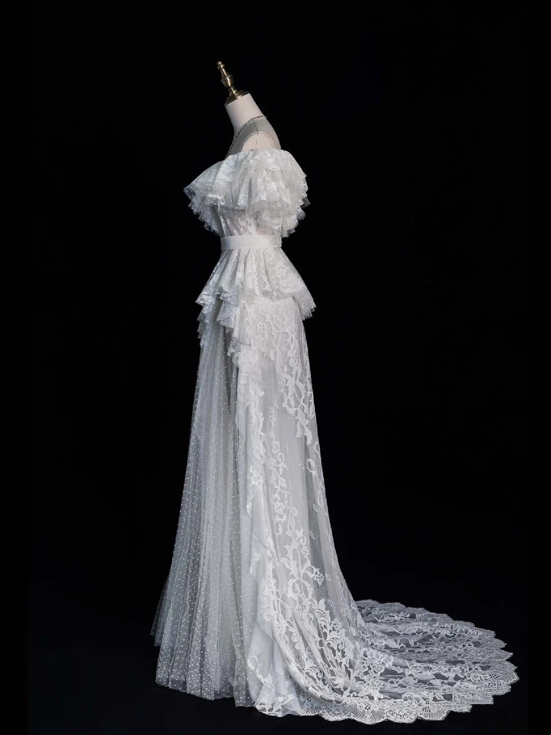 Robe de mariée classique en dentelle blanche à manches longues, coupe trapèze, décolleté en V, style vintage, idéale pour l'été (N560)