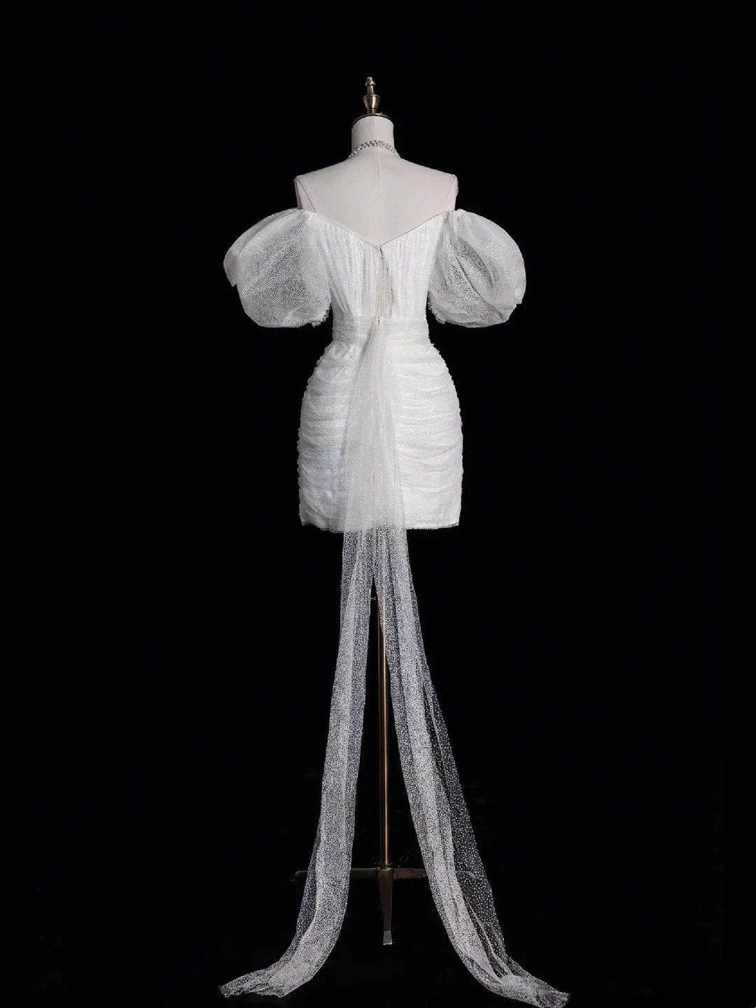 Robe de mariée fourreau classique blanche courte à épaules dénudées et manches courtes, modèle N510