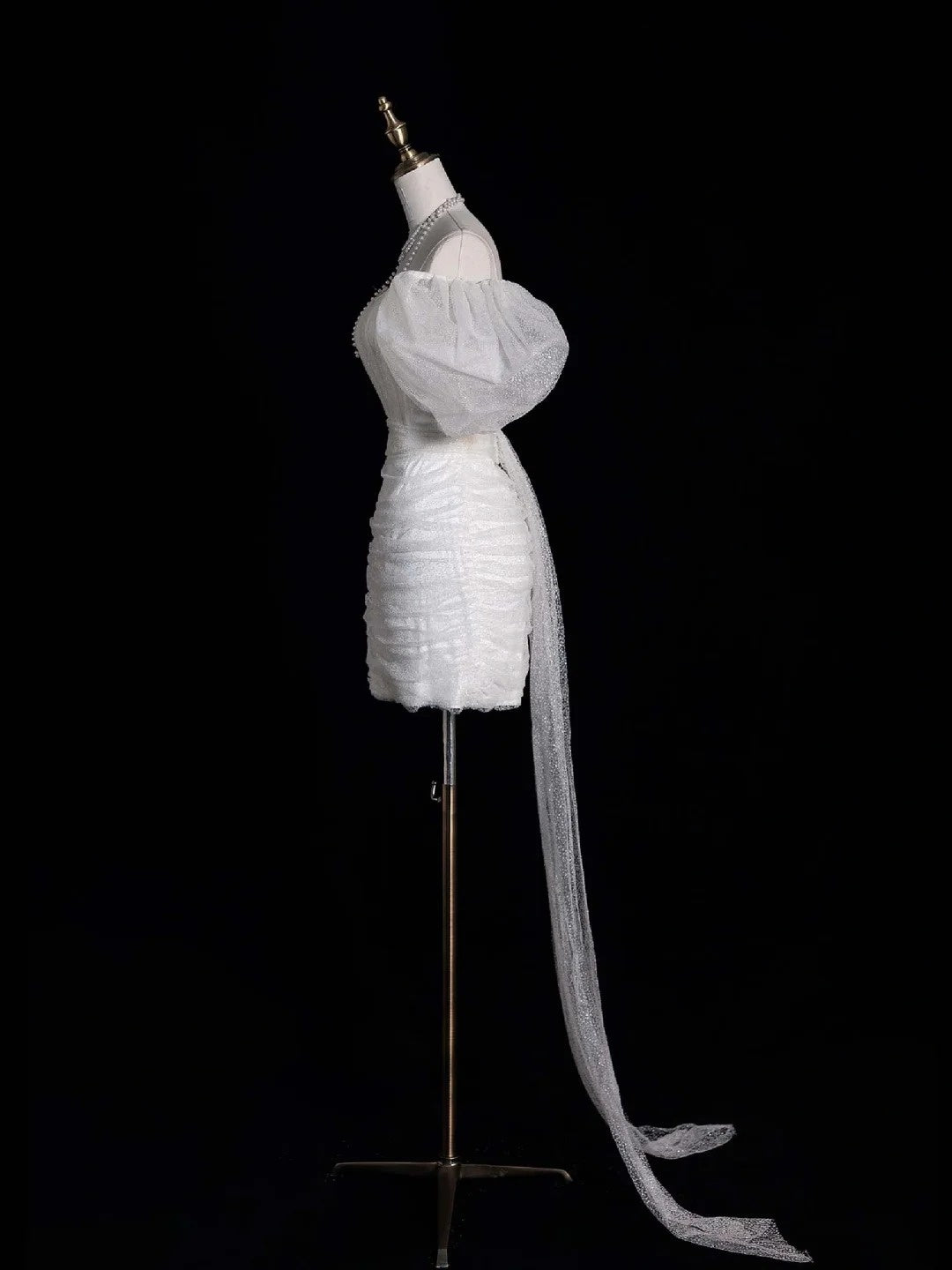 Robe de mariée fourreau classique blanche courte à épaules dénudées et manches courtes, modèle N510