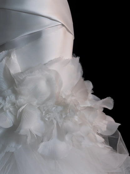 Traumhaftes Brautkleid im Meerjungfrauenstil, trägerlos, weiß, ärmellos, plissiert, figurbetont, N566