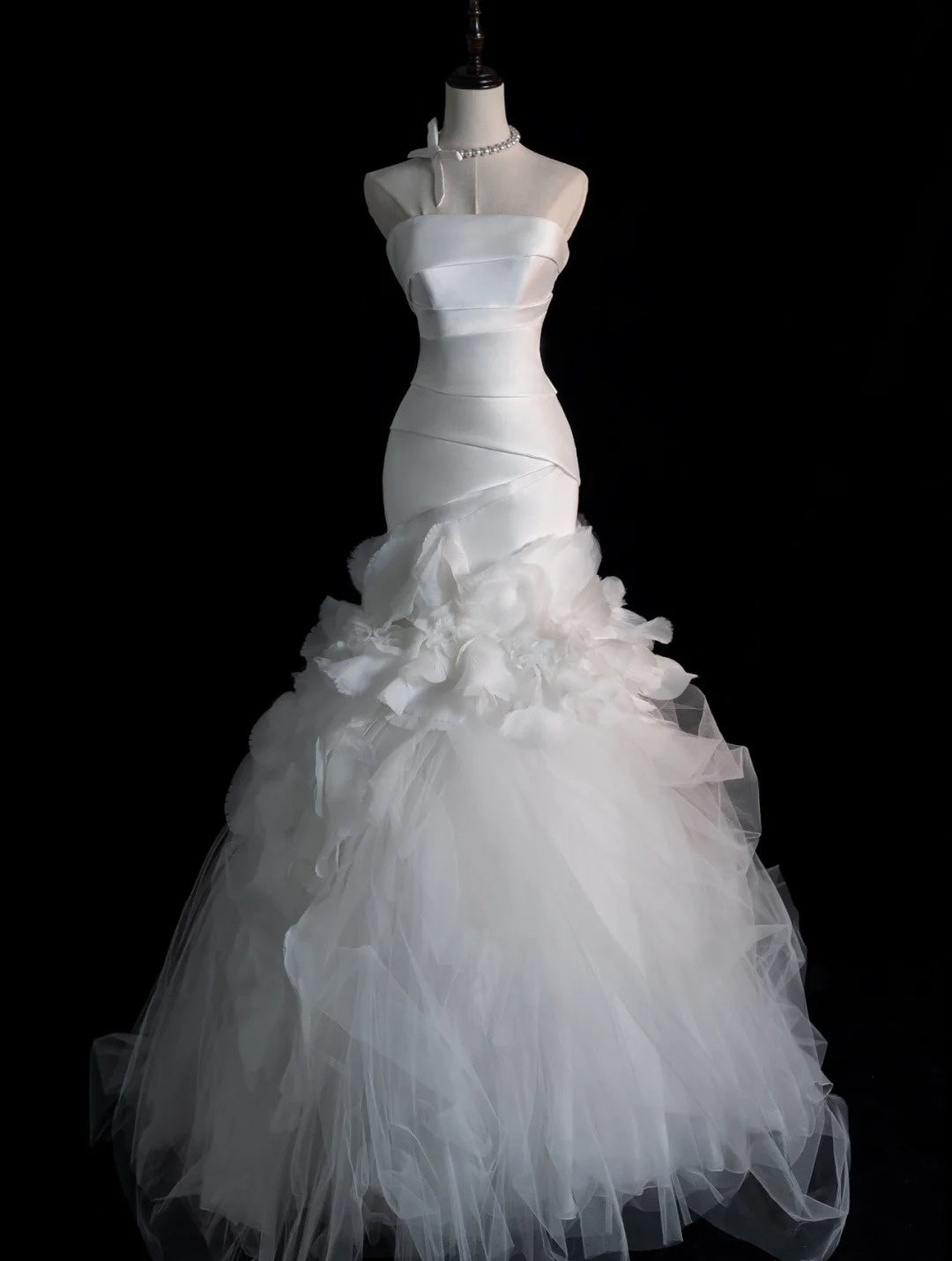 Traumhaftes Brautkleid im Meerjungfrauenstil, trägerlos, weiß, ärmellos, plissiert, figurbetont, N566