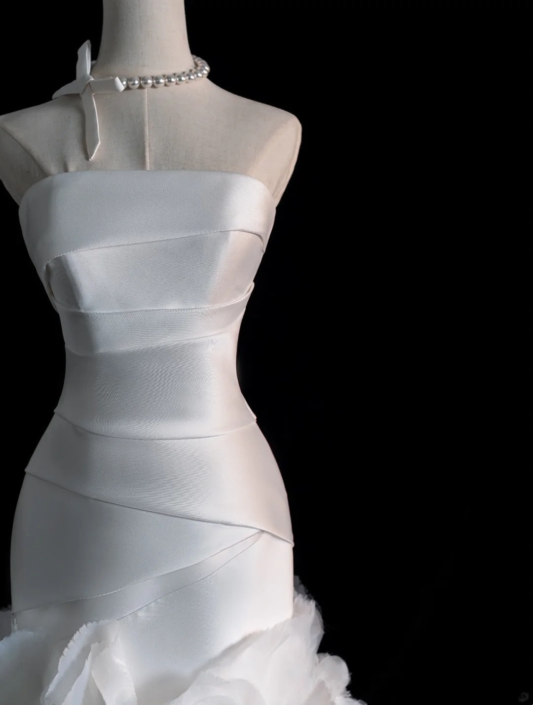 Traumhaftes Brautkleid im Meerjungfrauenstil, trägerlos, weiß, ärmellos, plissiert, figurbetont, N566