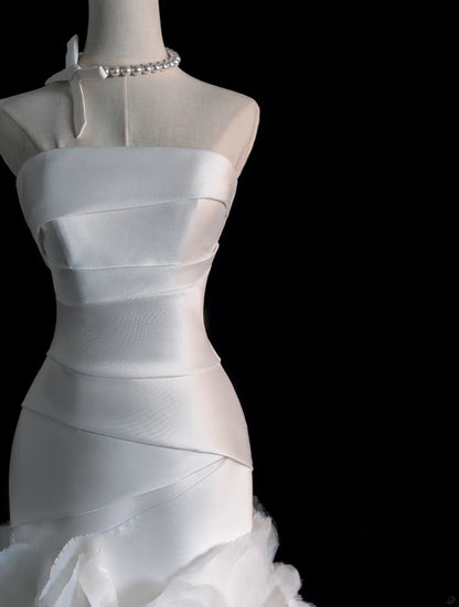 Traumhaftes Brautkleid im Meerjungfrauenstil, trägerlos, weiß, ärmellos, plissiert, figurbetont, N566