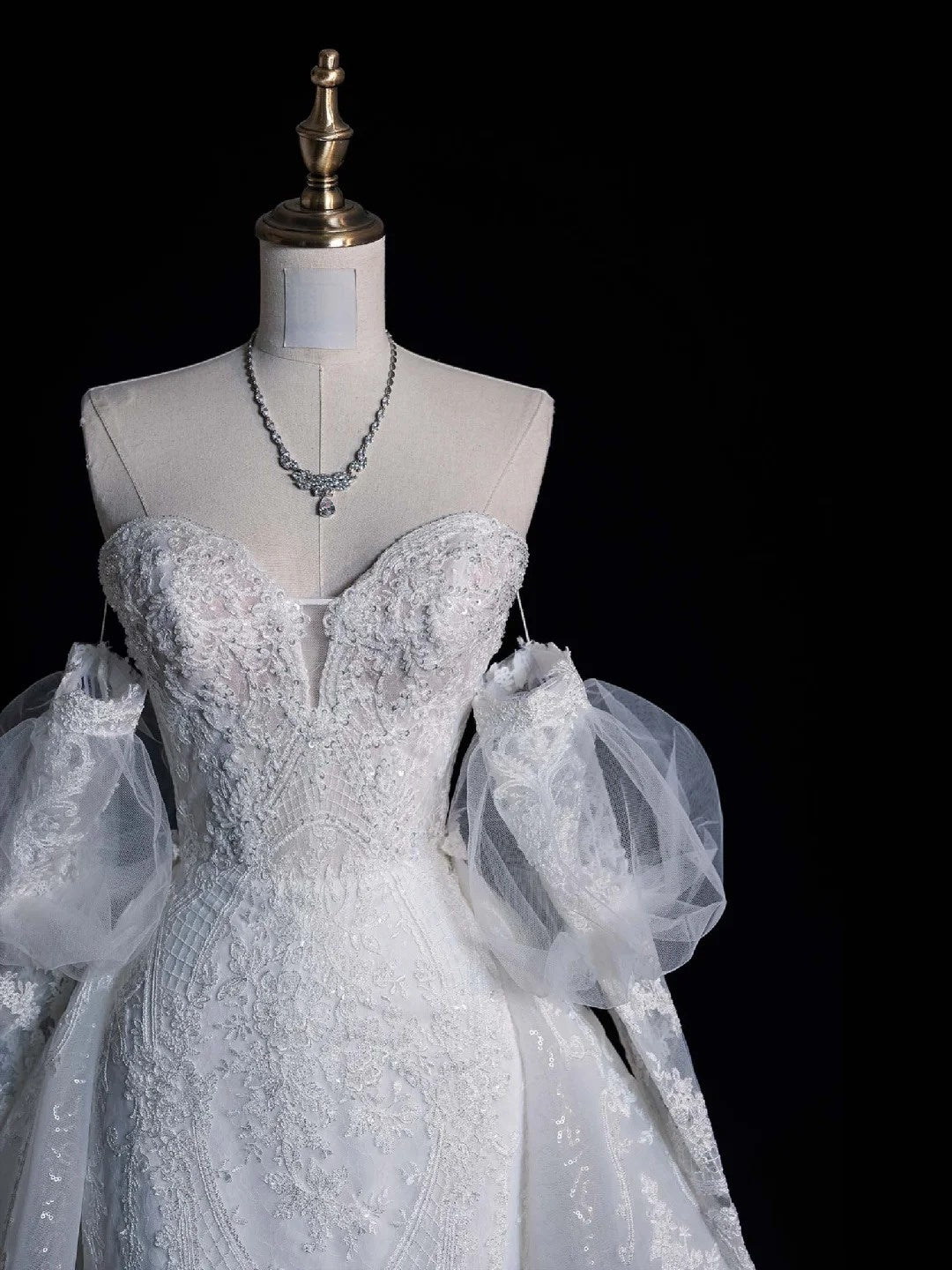 Standesamtliches Brautkleid Meerjungfrauen-Schnitt, herzförmiger Ausschnitt, weiß mit langen Ärmeln, Spitze, figurbetontes Brautkleid N567