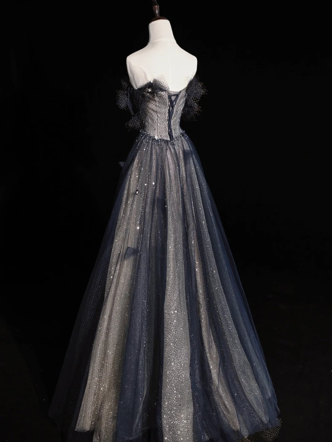 Elegantes, langes, plissiertes A-Linien-Abendkleid aus marineblauem Tüll mit Herzausschnitt, Modell N572