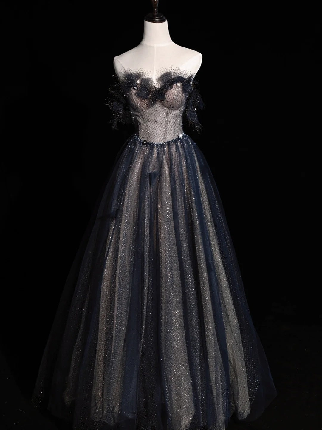 Elegantes, langes, plissiertes A-Linien-Abendkleid aus marineblauem Tüll mit Herzausschnitt, Modell N572