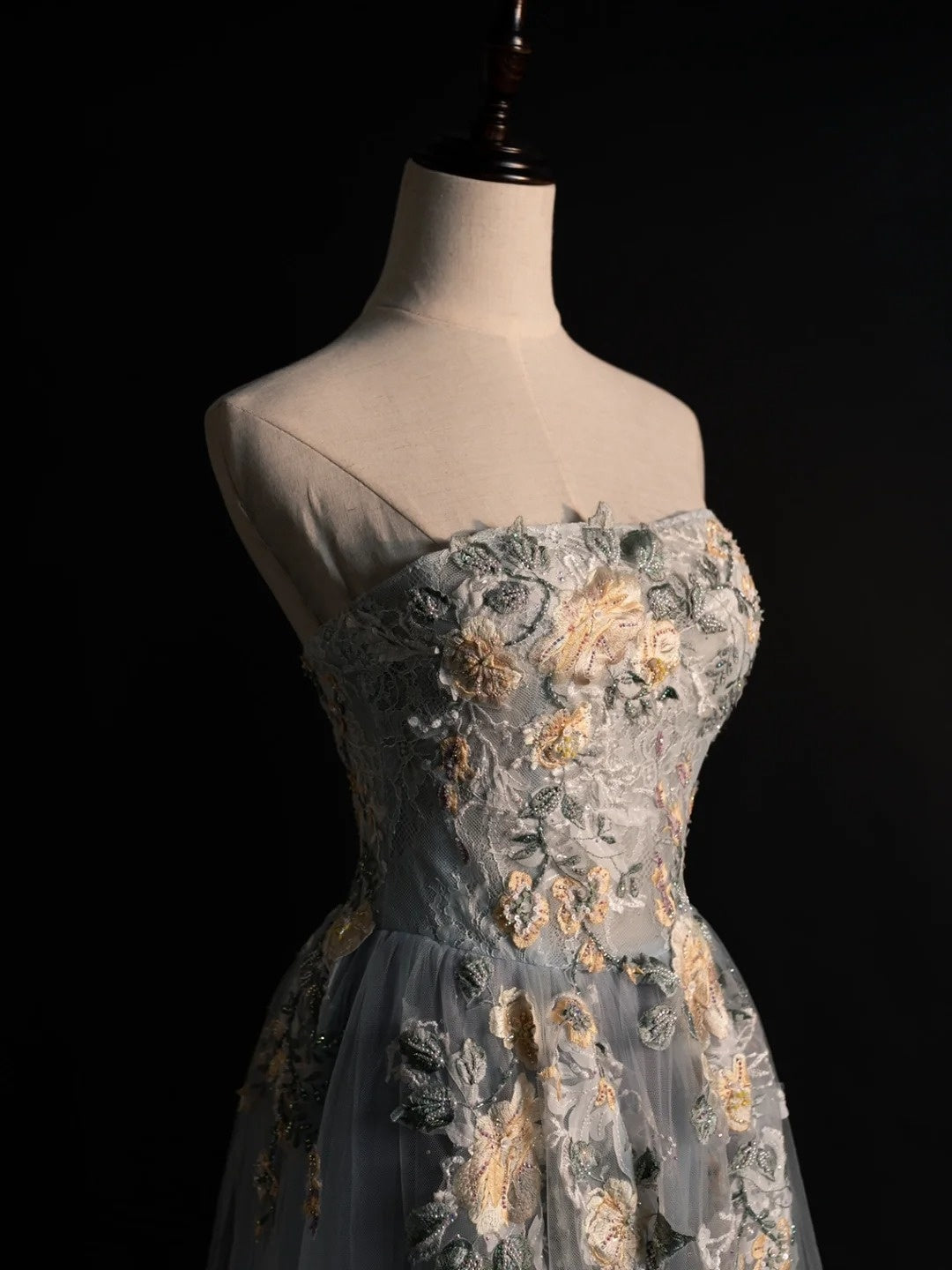 Robe de bal longue grise en tulle à fleurs, bustier, coupe trapèze, modèle N575
