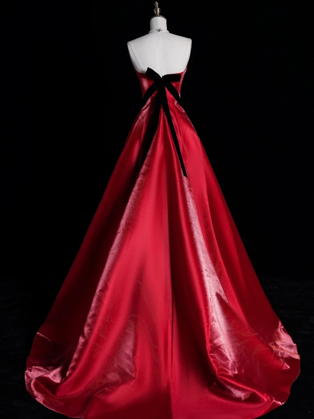Elegantes, A-Linien-Abendkleid mit herzförmigem Ausschnitt, schwarzem Samtoberteil und rotem Rock, N578