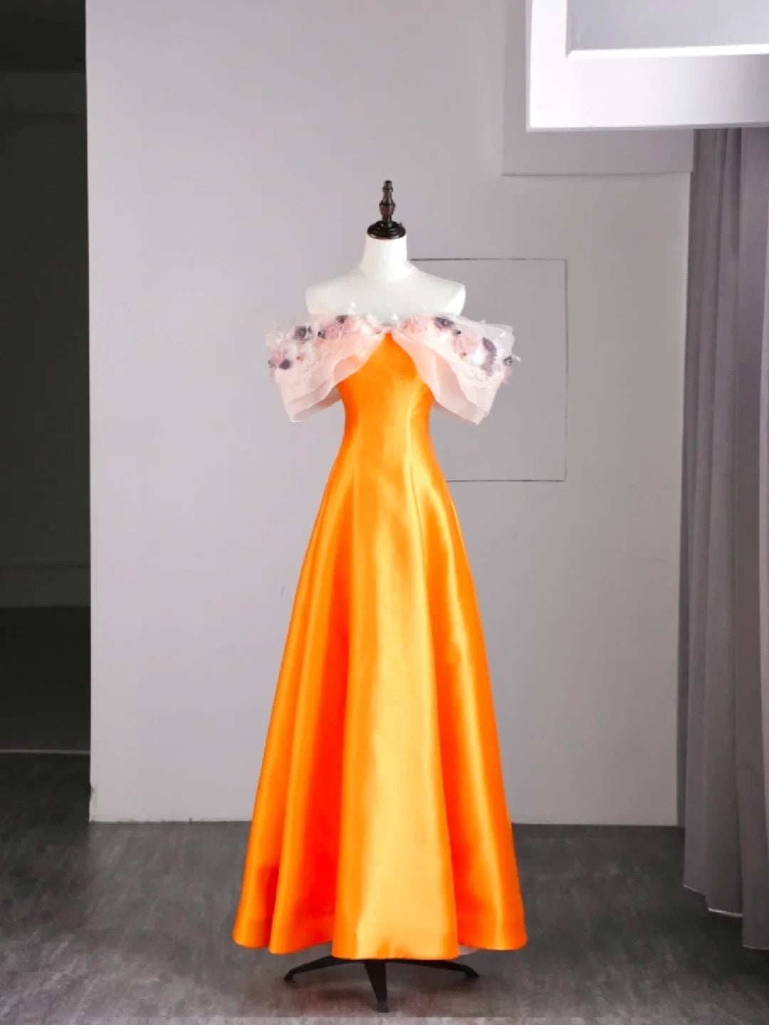 Robe de bal longue orange en satin, coupe trapèze, épaules dénudées, ornée d'appliqués, N579