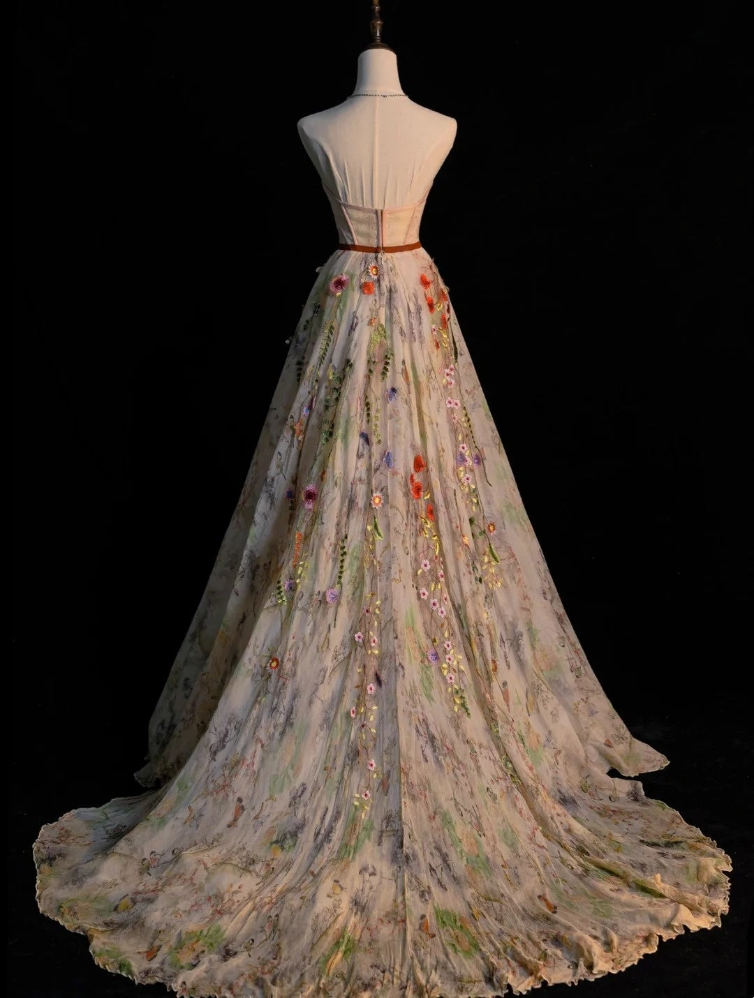Robe de bal longue en tulle fleuri, coupe trapèze, décolleté cœur, modèle N580