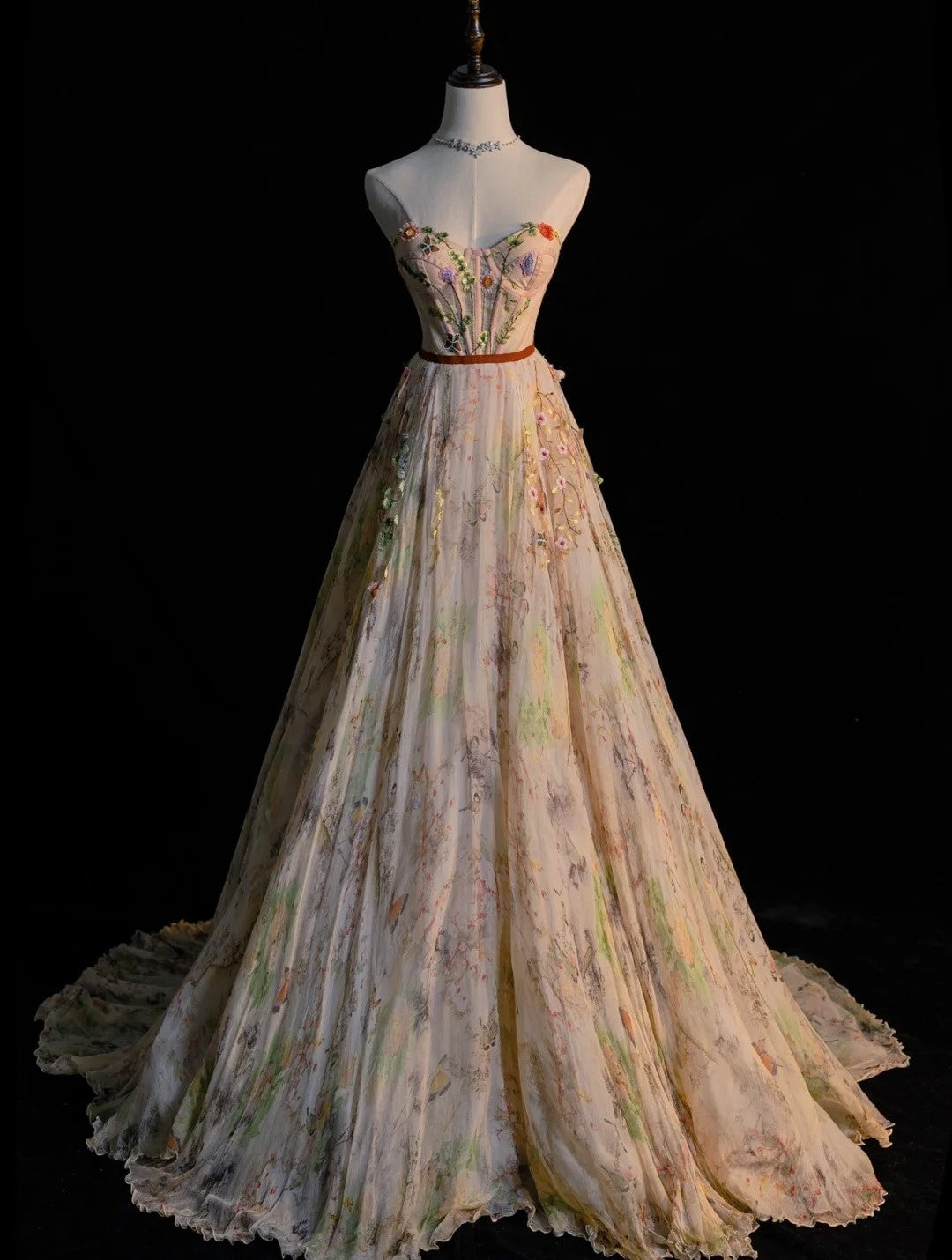 Robe de bal longue en tulle fleuri, coupe trapèze, décolleté cœur, modèle N580