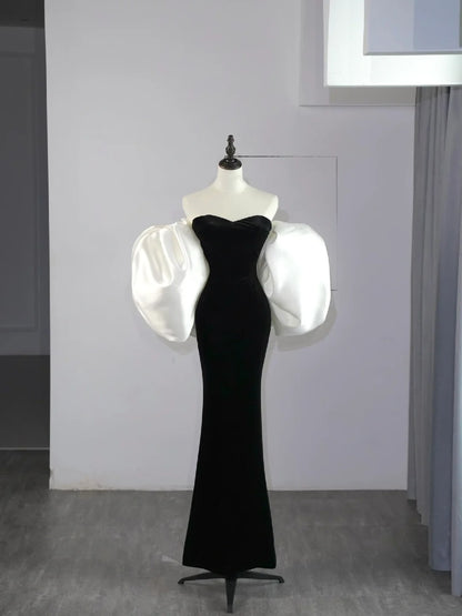 Elegantes, langes Meerjungfrauen-Abendkleid aus schwarzem Samt mit Cape aus Satin, N582