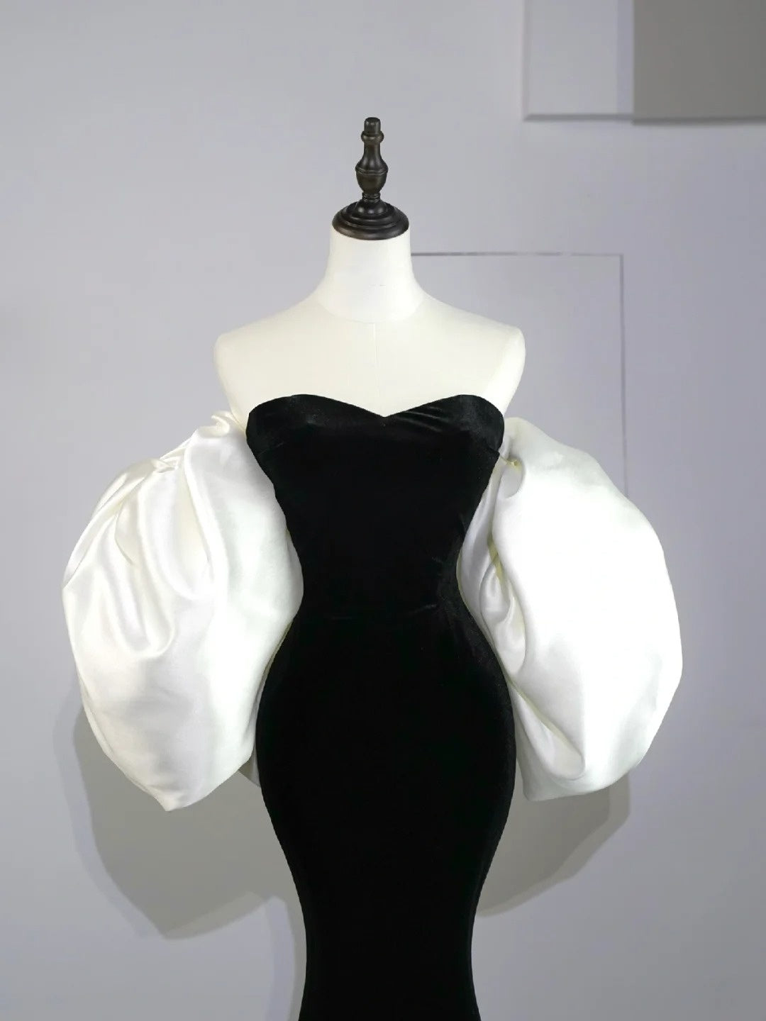 Elegantes, langes Meerjungfrauen-Abendkleid aus schwarzem Samt mit Cape aus Satin, N582