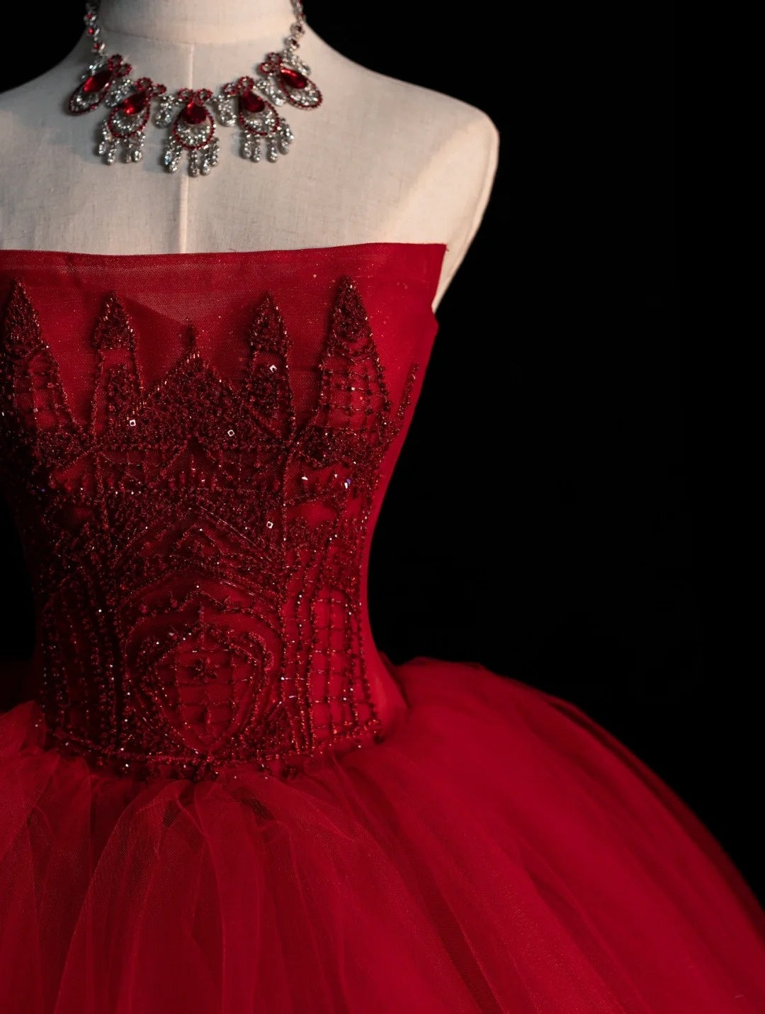 Niedliches, trägerloses, rotes, ärmelloses Ballkleid mit Applikationen aus Tüll, langes Kleid für Quinceañera, Sweet 15 und 16 Geburtstag, Outfit N583
