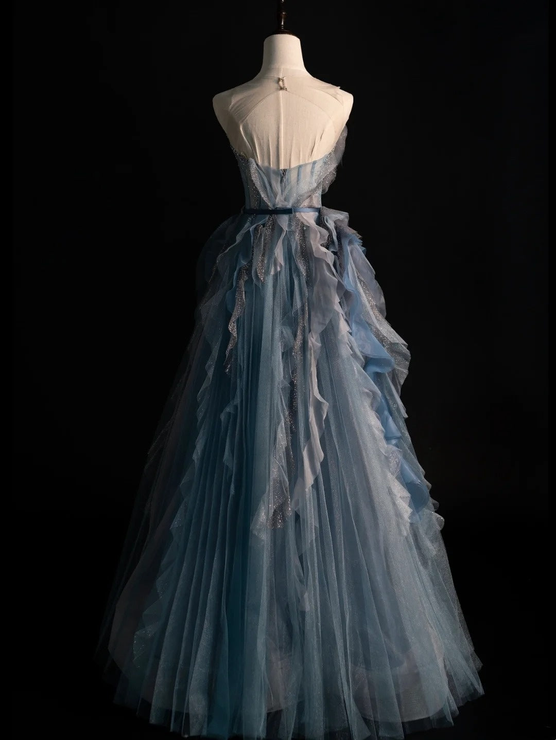 Robe de bal longue en tulle bleu-gris à bustier cœur et volants, coupe trapèze, référence N585