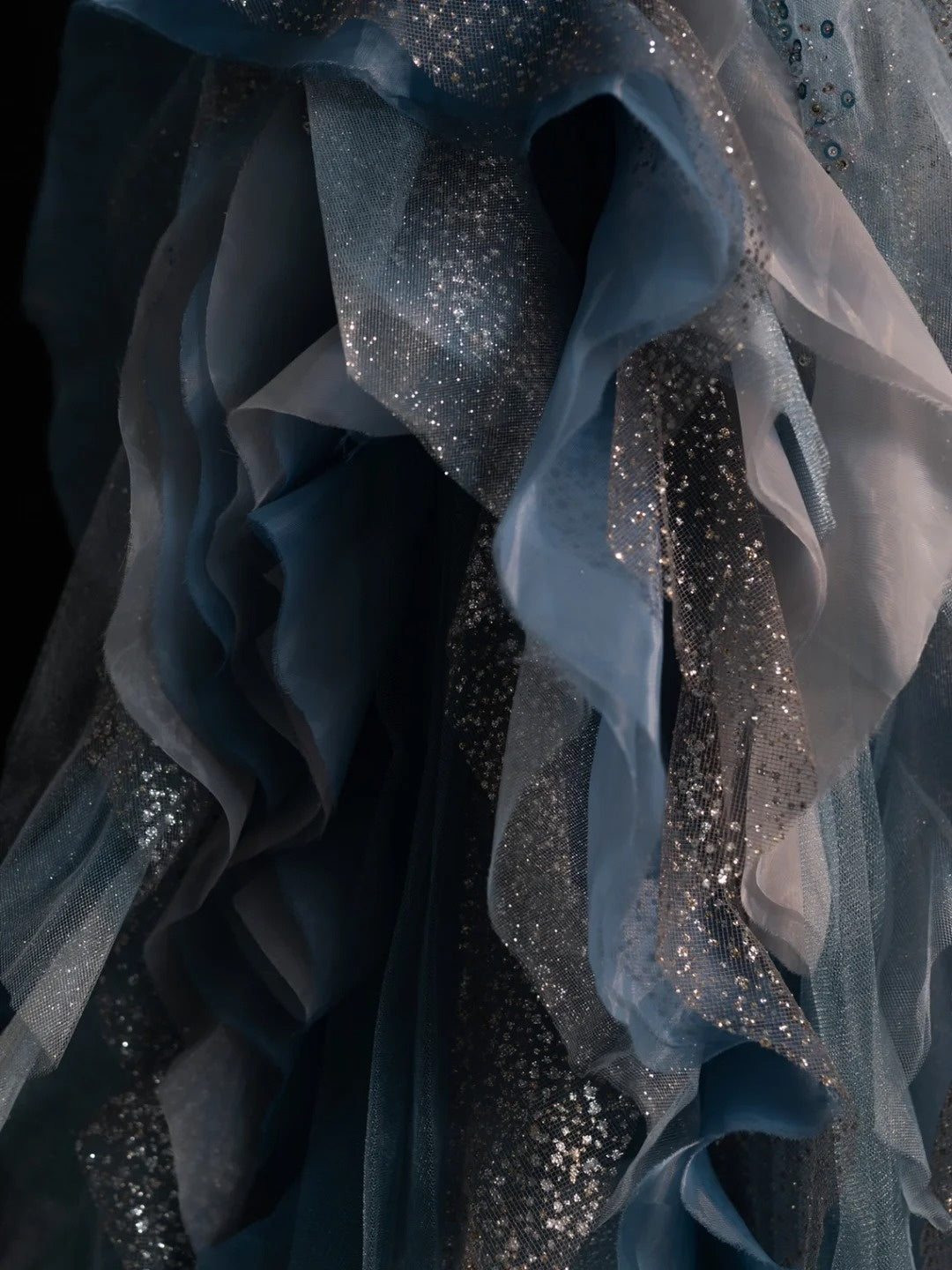 Robe de bal longue en tulle bleu-gris à bustier cœur et volants, coupe trapèze, référence N585