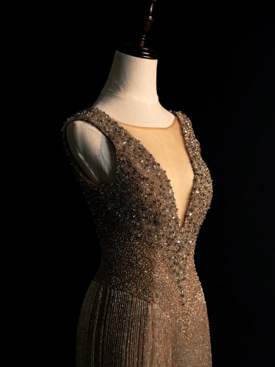 Elegantes, langes Meerjungfrauen-Abendkleid mit V-Ausschnitt, Paillettenquasten und schlichtem Schnitt, Modell N606