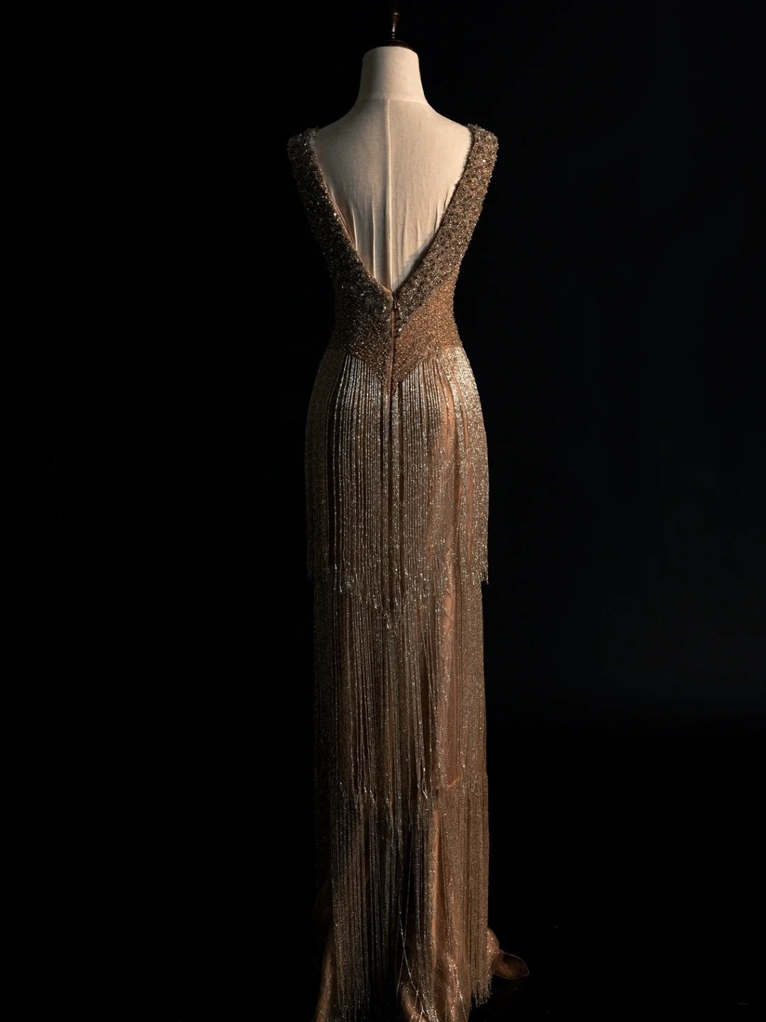 Elegantes, langes Meerjungfrauen-Abendkleid mit V-Ausschnitt, Paillettenquasten und schlichtem Schnitt, Modell N606