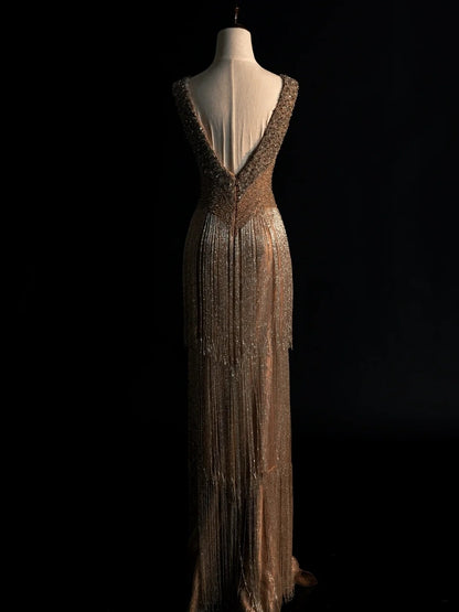 Elegantes, langes Meerjungfrauen-Abendkleid mit V-Ausschnitt, Paillettenquasten und schlichtem Schnitt, Modell N606