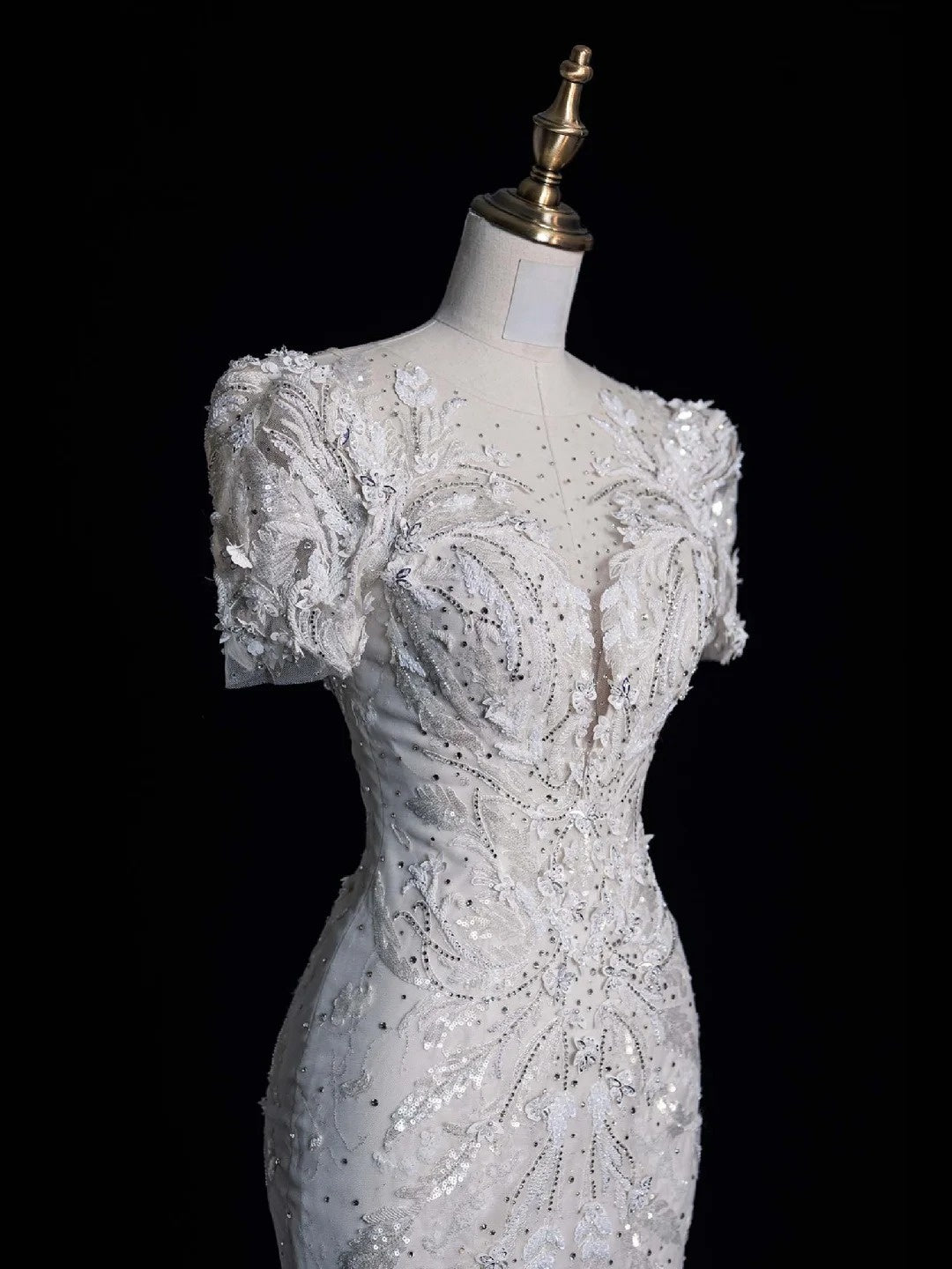 Robe de mariée sirène blanche à sequins et corsage perlé, col rond, manches courtes, coupe ajustée, modèle N607