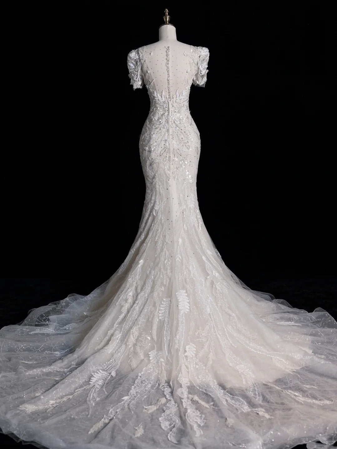 Robe de mariée sirène blanche à sequins et corsage perlé, col rond, manches courtes, coupe ajustée, modèle N607