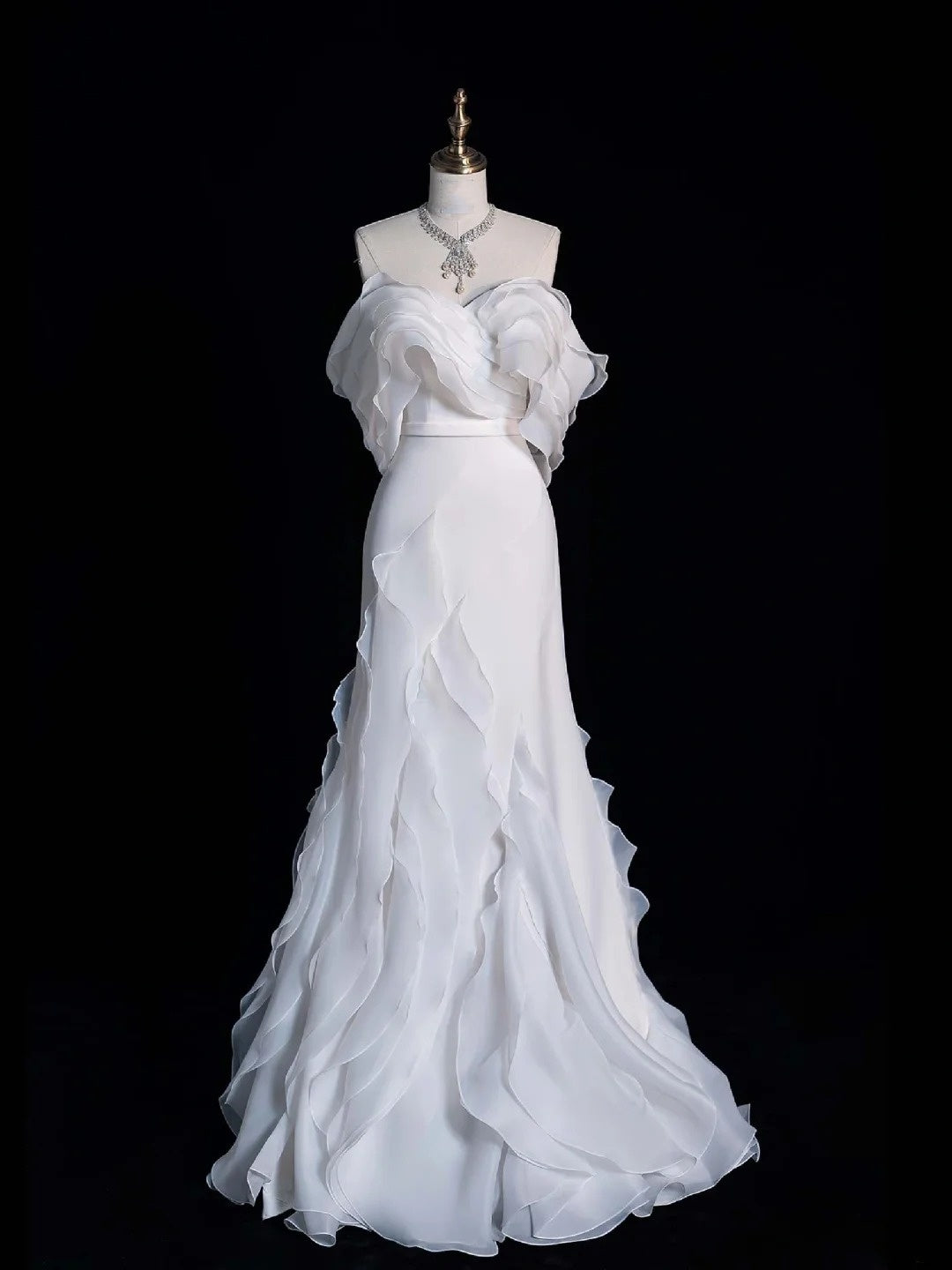 Standesamtliches Brautkleid im Meerjungfrauenstil, schulterfrei, aus weißem Chiffon mit Rüschenoberteil und kurzen Ärmeln, figurbetontes Brautkleid N608