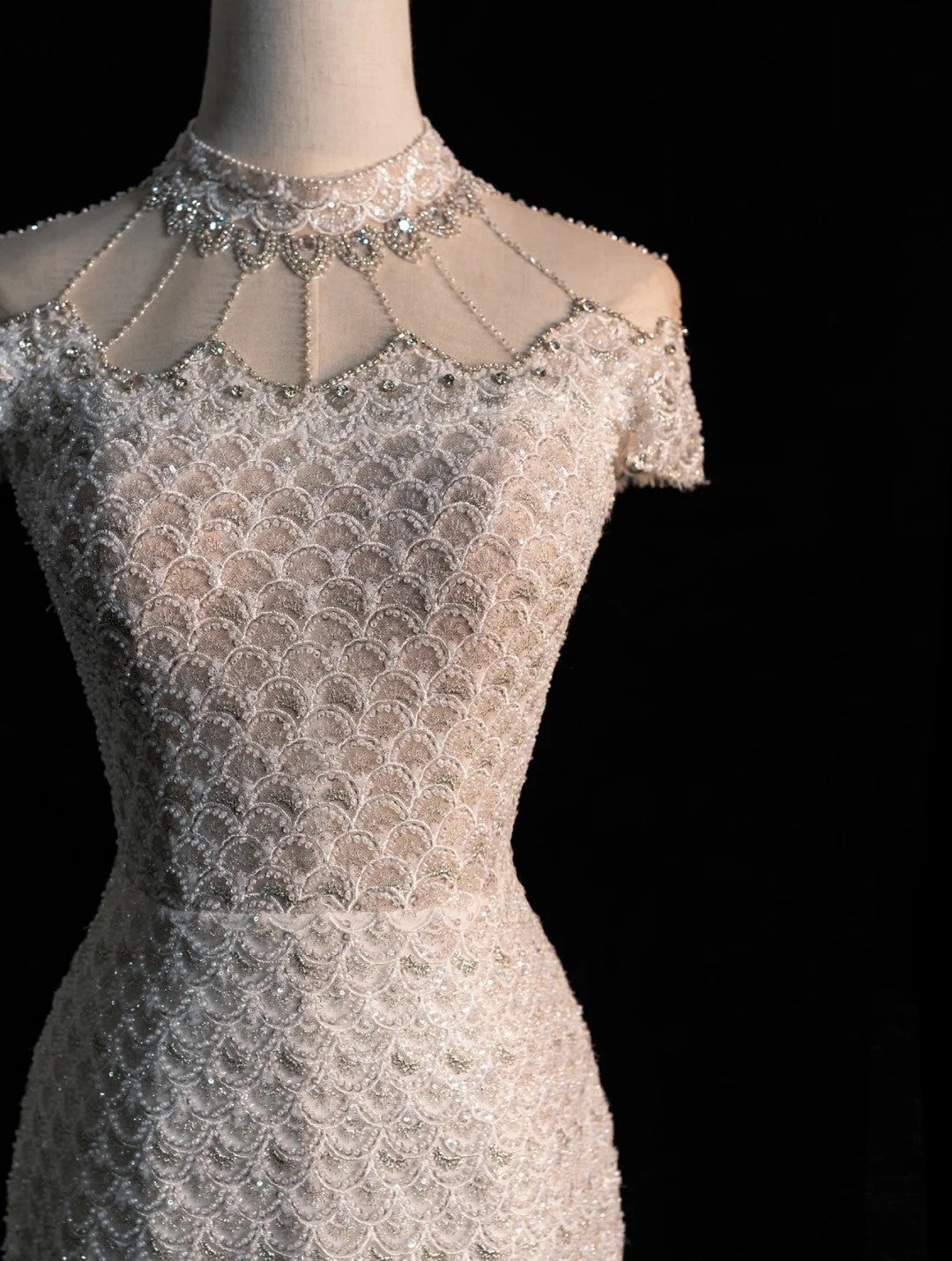 Robe de mariée sirène blanche à col montant et sequins, ornée de perles et de manches perlées, modèle N605