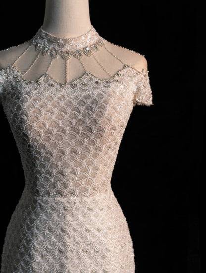 Robe de mariée sirène blanche à col montant et sequins, ornée de perles et de manches perlées, modèle N605