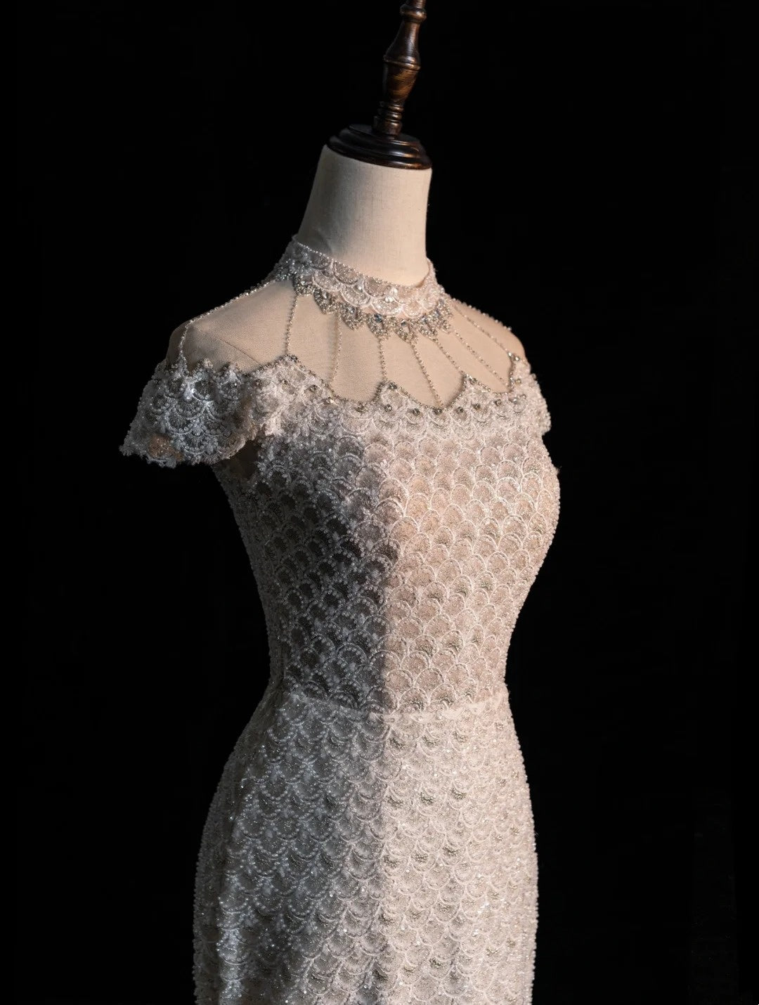 Robe de mariée sirène blanche à col montant et sequins, ornée de perles et de manches perlées, modèle N605