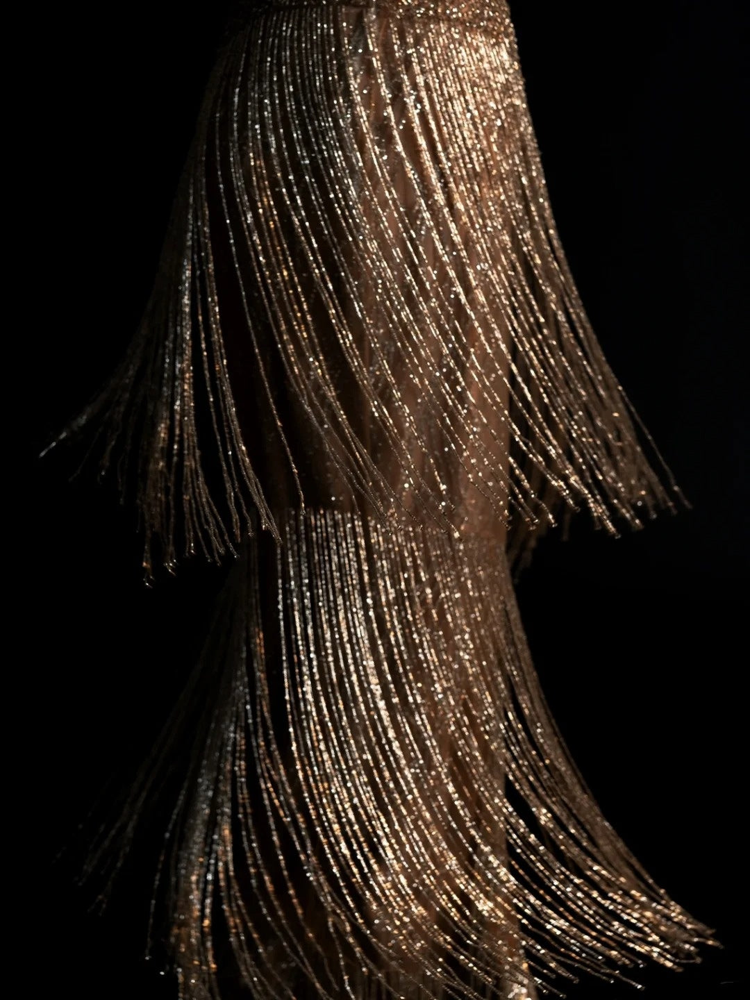 Elegantes, langes Meerjungfrauen-Abendkleid mit V-Ausschnitt, Paillettenquasten und schlichtem Schnitt, Modell N606