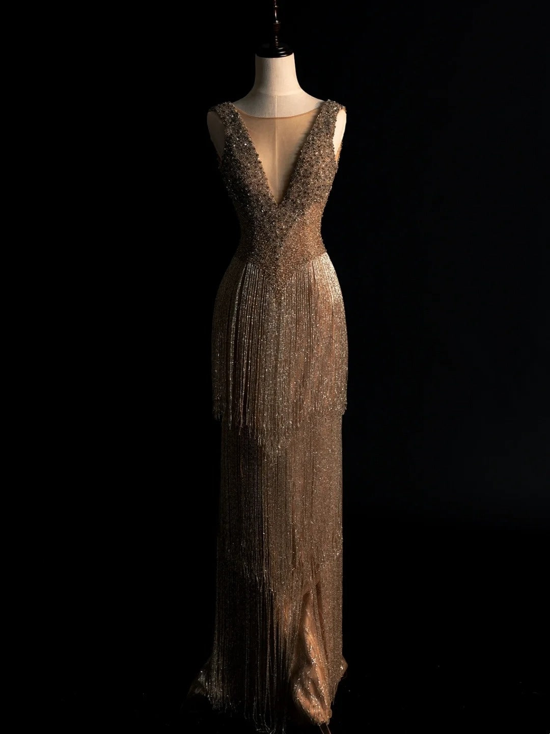 Elegantes, langes Meerjungfrauen-Abendkleid mit V-Ausschnitt, Paillettenquasten und schlichtem Schnitt, Modell N606