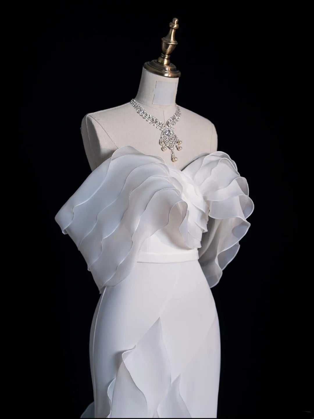 Standesamtliches Brautkleid im Meerjungfrauenstil, schulterfrei, aus weißem Chiffon mit Rüschenoberteil und kurzen Ärmeln, figurbetontes Brautkleid N608