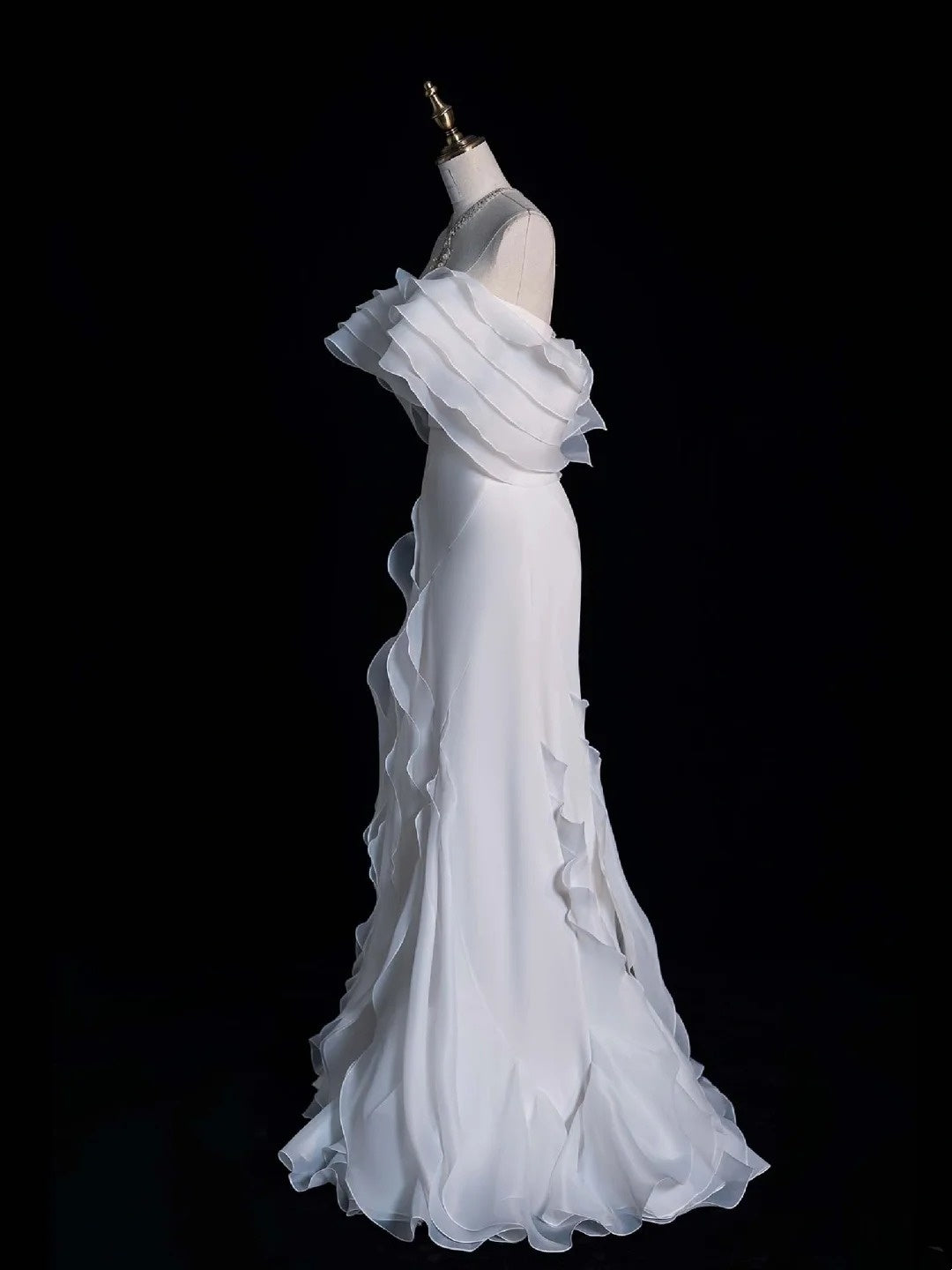 Standesamtliches Brautkleid im Meerjungfrauenstil, schulterfrei, aus weißem Chiffon mit Rüschenoberteil und kurzen Ärmeln, figurbetontes Brautkleid N608