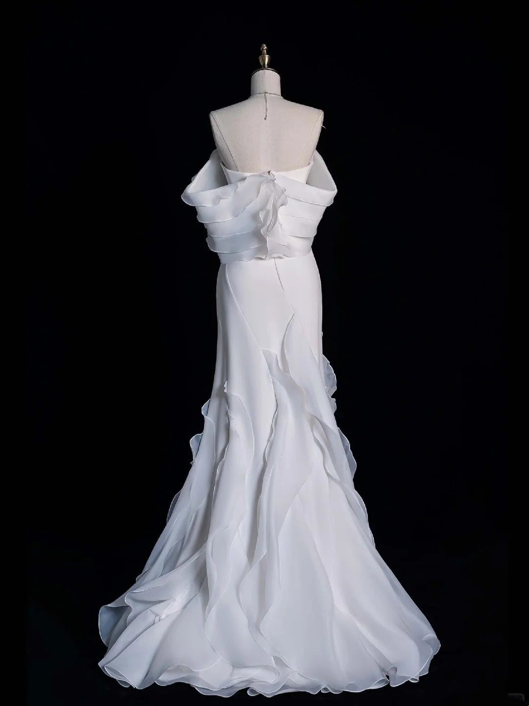 Standesamtliches Brautkleid im Meerjungfrauenstil, schulterfrei, aus weißem Chiffon mit Rüschenoberteil und kurzen Ärmeln, figurbetontes Brautkleid N608