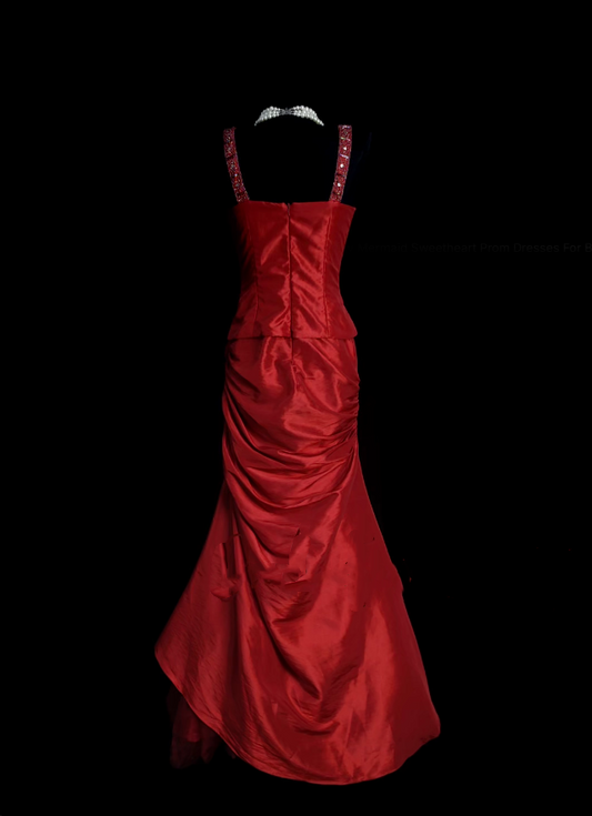 Klassisches, trägerloses Meerjungfrauen-Abendkleid im Retro-Stil der 1950er Jahre aus burgunderrotem Satin mit Faltenrock, Modell N831