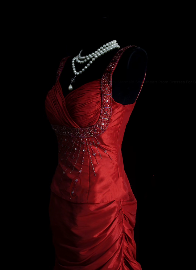 Klassisches, trägerloses Meerjungfrauen-Abendkleid im Retro-Stil der 1950er Jahre aus burgunderrotem Satin mit Faltenrock, Modell N831