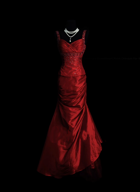 Klassisches, trägerloses Meerjungfrauen-Abendkleid im Retro-Stil der 1950er Jahre aus burgunderrotem Satin mit Faltenrock, Modell N831