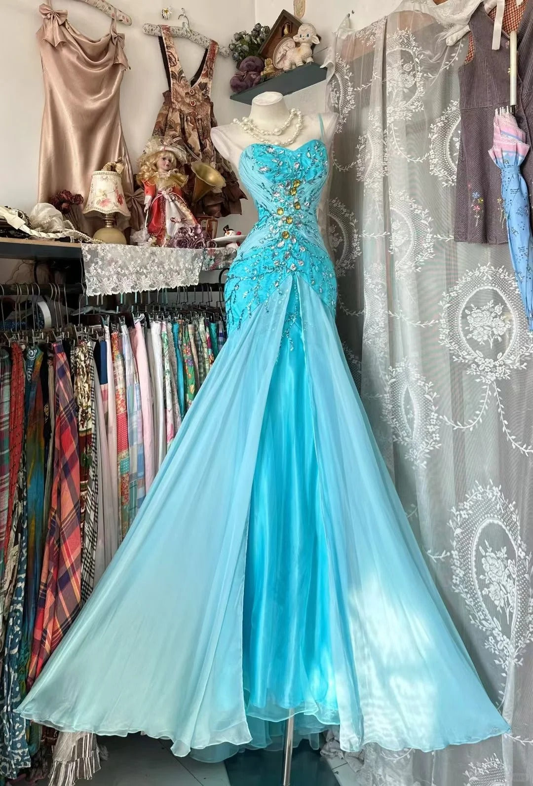Robe de bal rétro chic sirène à fines bretelles en mousseline bleue ornée de perles et de cristaux, style années 50, référence N844