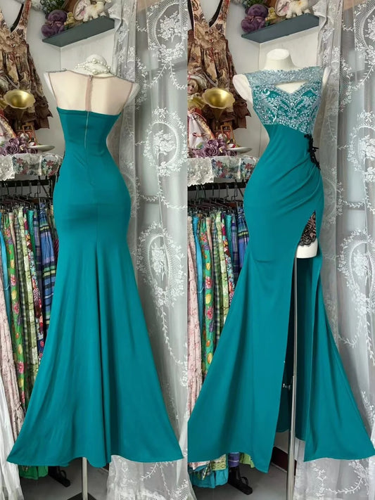 Robe de bal rétro chic style sirène, fente bijou, satin bleu orné de perles et de cristaux argentés, années 1950, référence N847