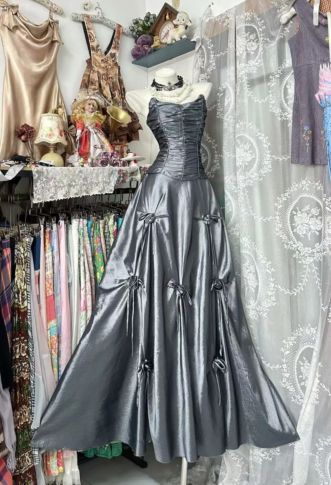 Robe de bal modeste sans bretelles en satin gris argenté, longue, idéale pour un bal de fin d'année, une soirée, un 21e anniversaire ou une remise de diplôme (N836)