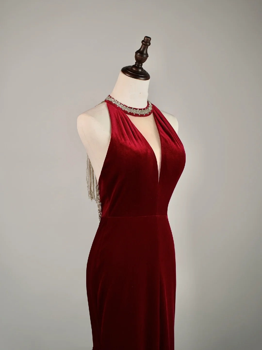 Einfaches, langes Meerjungfrauen-Abendkleid aus burgunderrotem Samt mit Perlenstickerei, Abendkleid N854