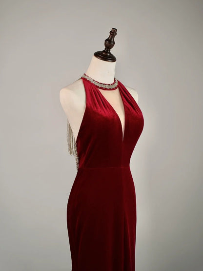 Einfaches, langes Meerjungfrauen-Abendkleid aus burgunderrotem Samt mit Perlenstickerei, Abendkleid N854