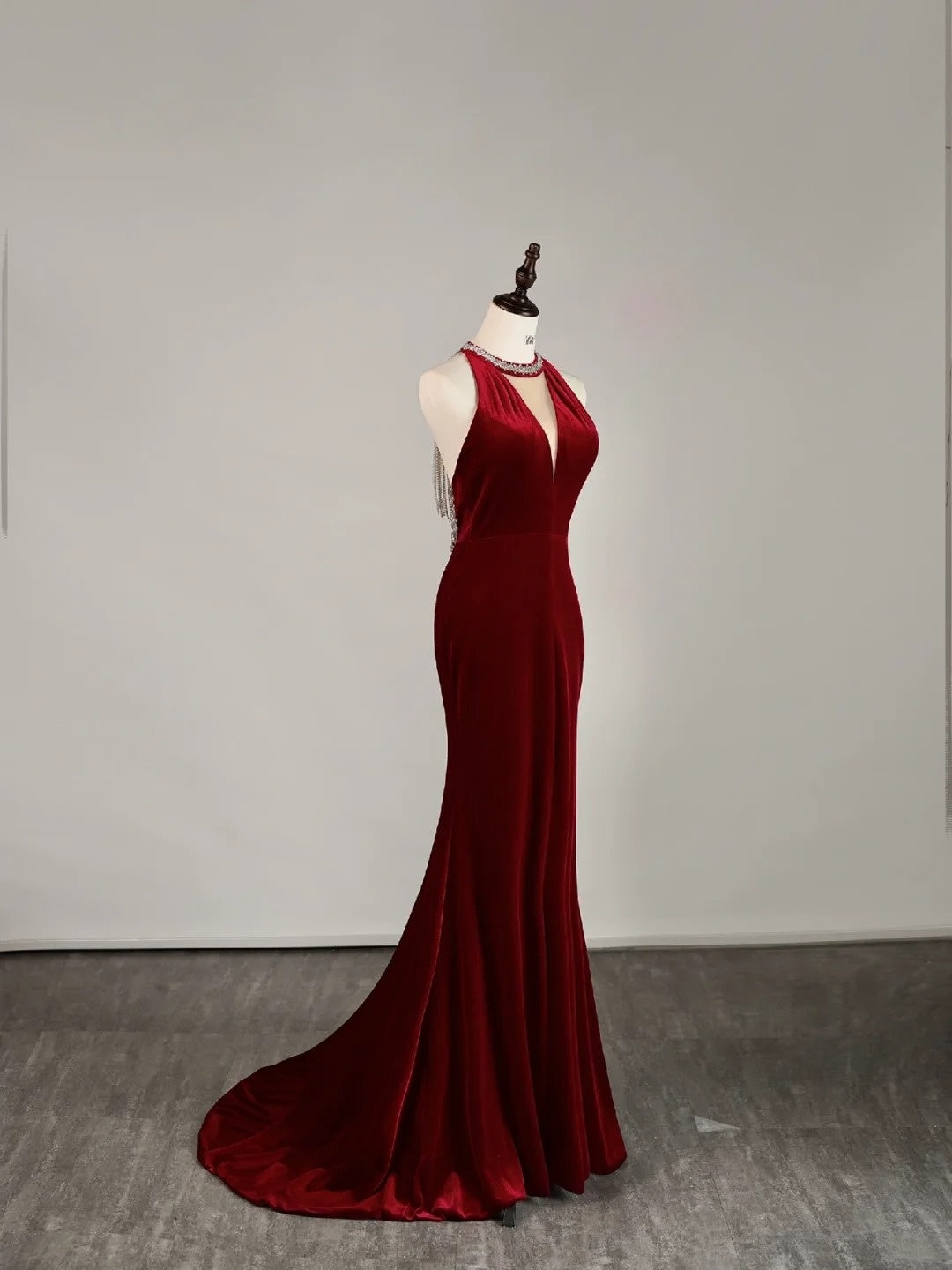 Einfaches, langes Meerjungfrauen-Abendkleid aus burgunderrotem Samt mit Perlenstickerei, Abendkleid N854