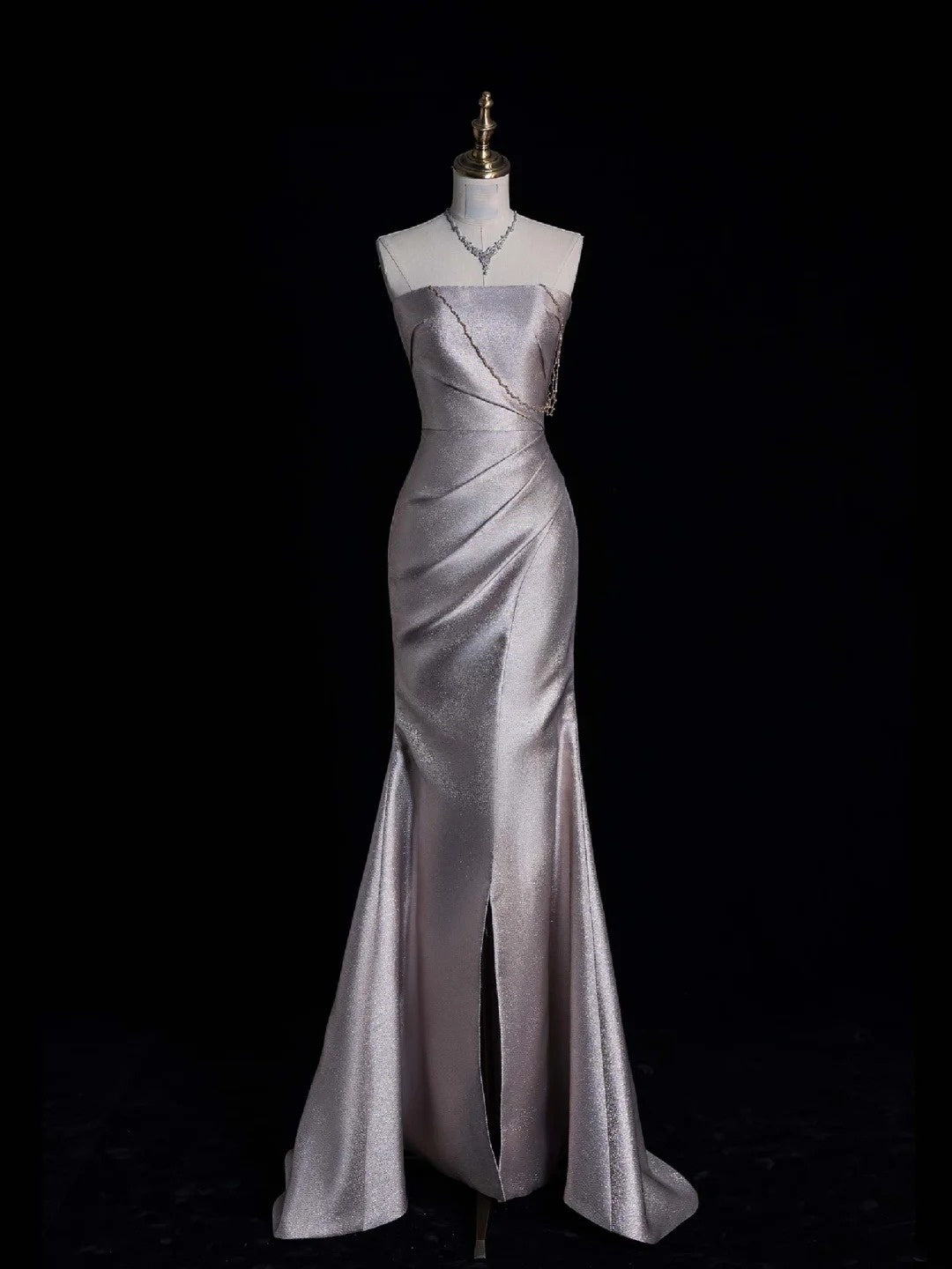Elegantes, trägerloses Meerjungfrauen-Abendkleid aus silbergrauem Satin mit Schlitz im Stil der 1950er Jahre, Modell N865