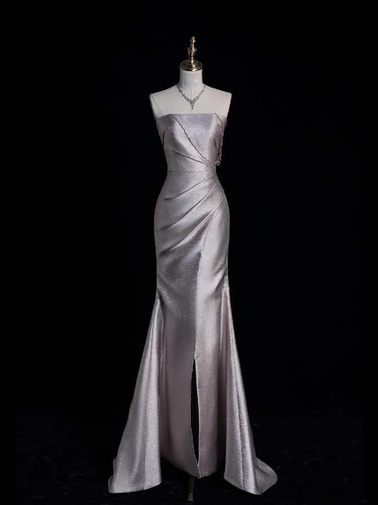 Elegantes, trägerloses Meerjungfrauen-Abendkleid aus silbergrauem Satin mit Schlitz im Stil der 1950er Jahre, Modell N865