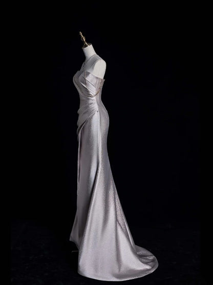 Elegantes, trägerloses Meerjungfrauen-Abendkleid aus silbergrauem Satin mit Schlitz im Stil der 1950er Jahre, Modell N865
