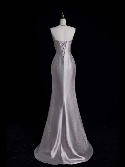 Elegantes, trägerloses Meerjungfrauen-Abendkleid aus silbergrauem Satin mit Schlitz im Stil der 1950er Jahre, Modell N865