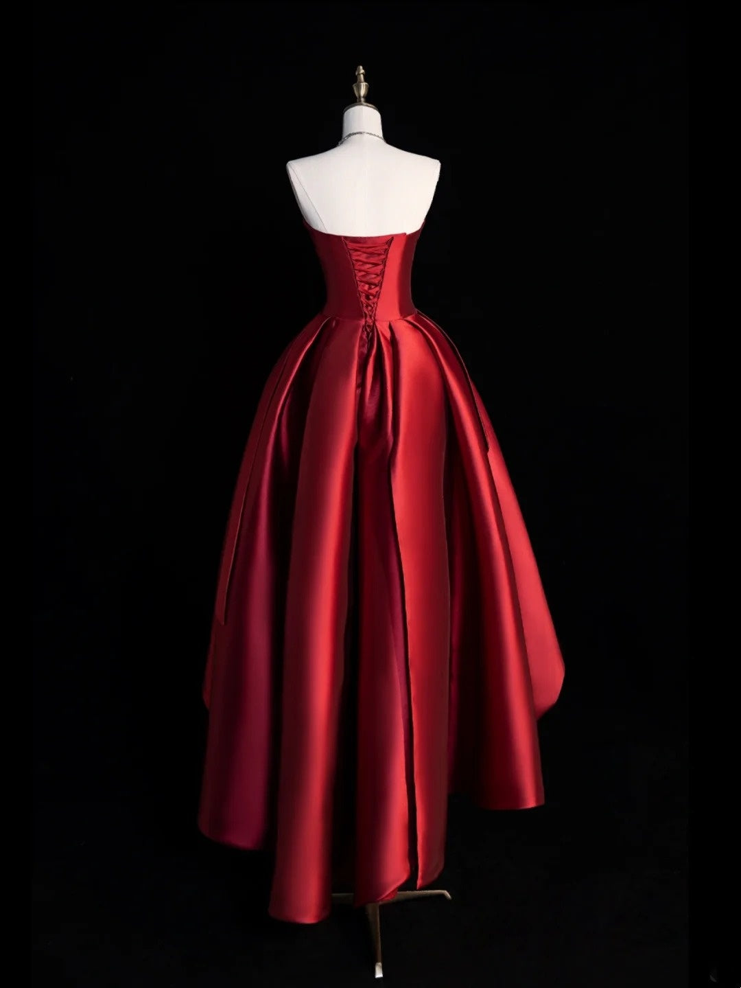 Robes de bal élégantes asymétriques sans bretelles en satin bordeaux, tenues de fin d'études ou de 20e anniversaire N506