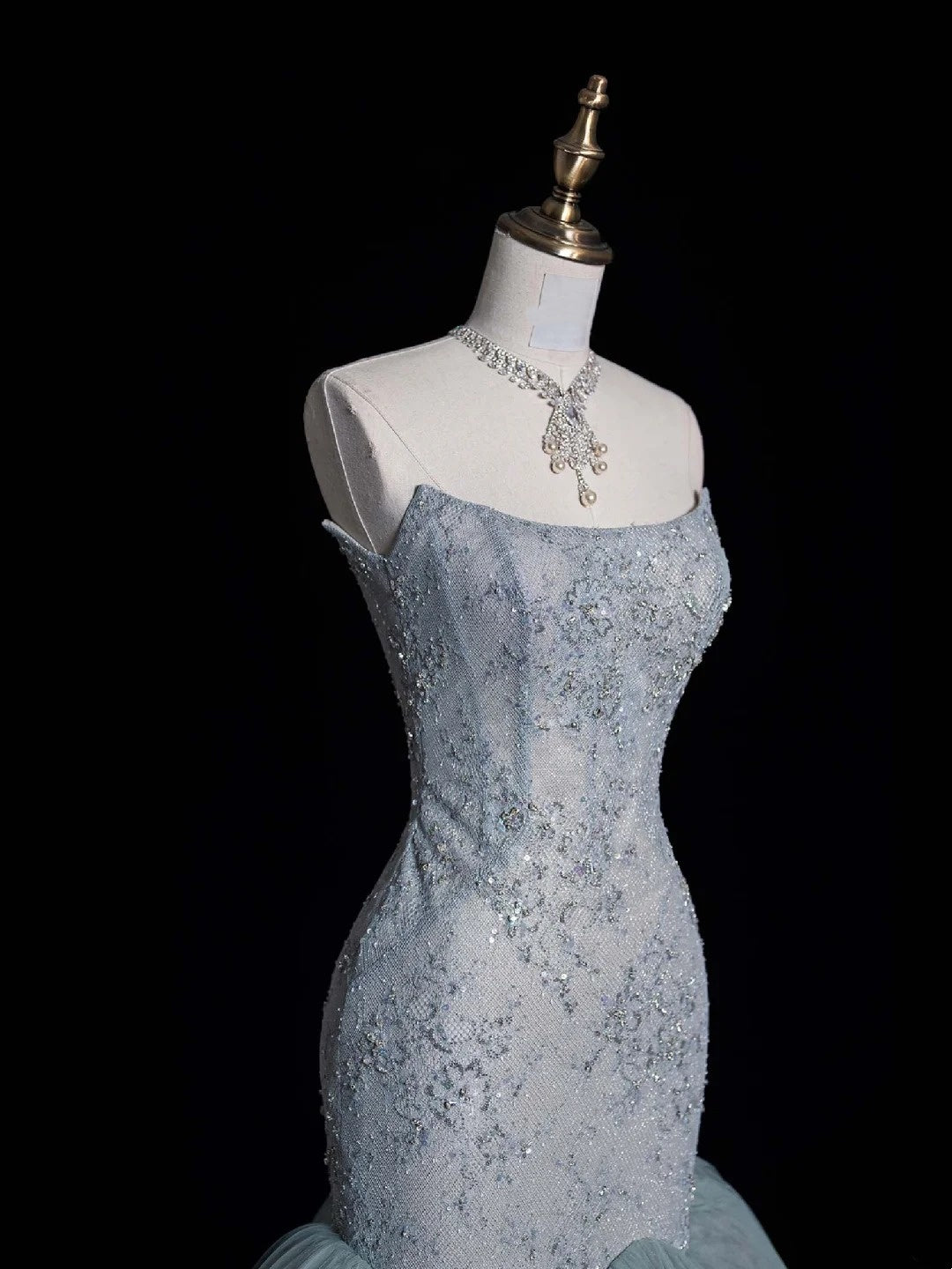 Elegantes, trägerloses, langes Meerjungfrauen-Abendkleid aus staubgrünem Tüll, ideal für Partys, den 22. Geburtstag oder als Abschlusskleid (N872).