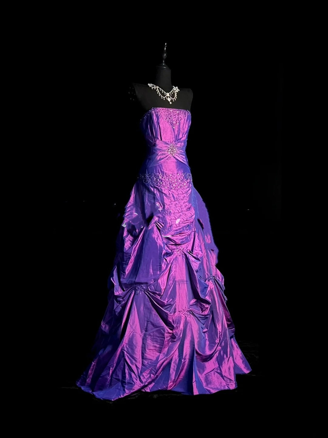 Robe de bal longue vintage sirène années 1950, décolleté cœur, couleur raisin, ornée de perles et de pierres précieuses, idéale pour une soirée d'anniversaire de 18 ans (N944)